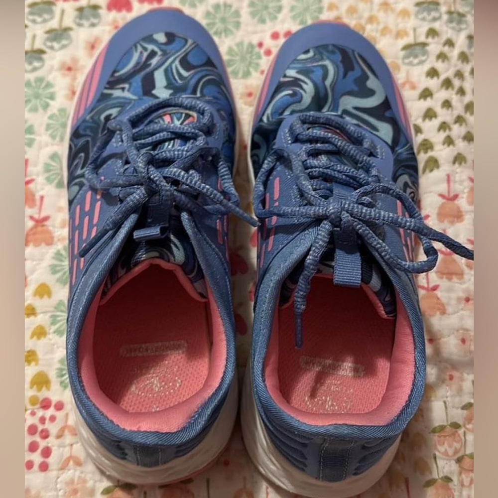 Girls/womens size 4 shoe